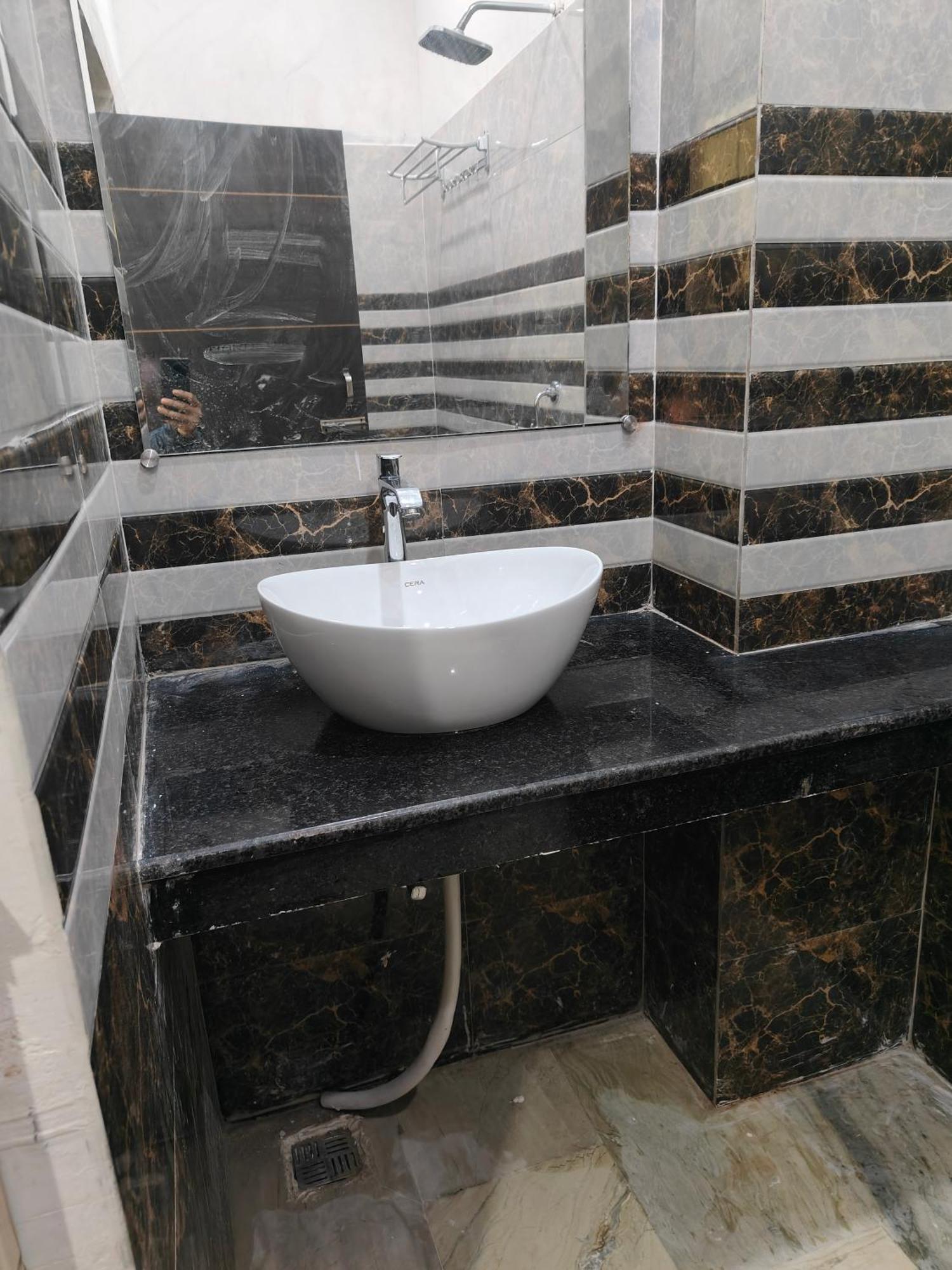 Sky Inn Paying Guest House Варанаси Екстериор снимка